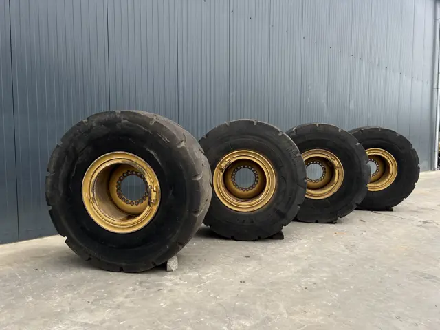 Solid Tires 23.5R25 incl. Rim -  950K /  950M / 962K / 962M Vol Rubber-906192