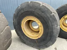 Solid Tires 23.5R25 incl. Rim -  950K /  950M / 962K / 962M Vol Rubber-906192
