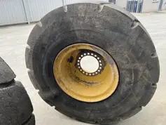 Solid Tires 23.5R25 incl. Rim -  950K /  950M / 962K / 962M Vol Rubber-906192