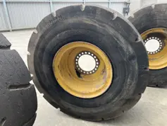 Solid Tires 23.5R25 incl. Rim -  950K /  950M / 962K / 962M Vol Rubber-906192