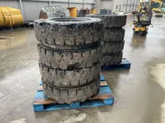 10.00 x 20 / 1000 x 20 SOLID TYRES  / VOL RUBBER BANDEN GLOBE STAR-905255