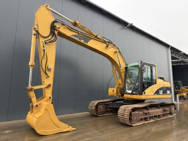Caterpillar-318C L-2004-211095